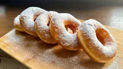 Donuts fritos macios com um buraco: leves e dourados, ficam perfeitos mesmo que seja a primeira vez que os faz.