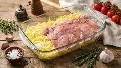 Lombo de porco com batatas raladas: um almoço preparado numa única frigideira com crosta de queijo e natas