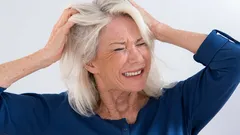 Por que o couro cabeludo coça depois dos 60 anos e o que você pode fazer a respeito sem experimentar inúmeros xampus?