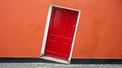 Porta a raspar no chão? Ajuste as dobradiças e recupere folgas uniformes