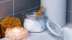 Umidade no banheiro: um remédio caseiro barato com sal que você pode fazer em um minuto